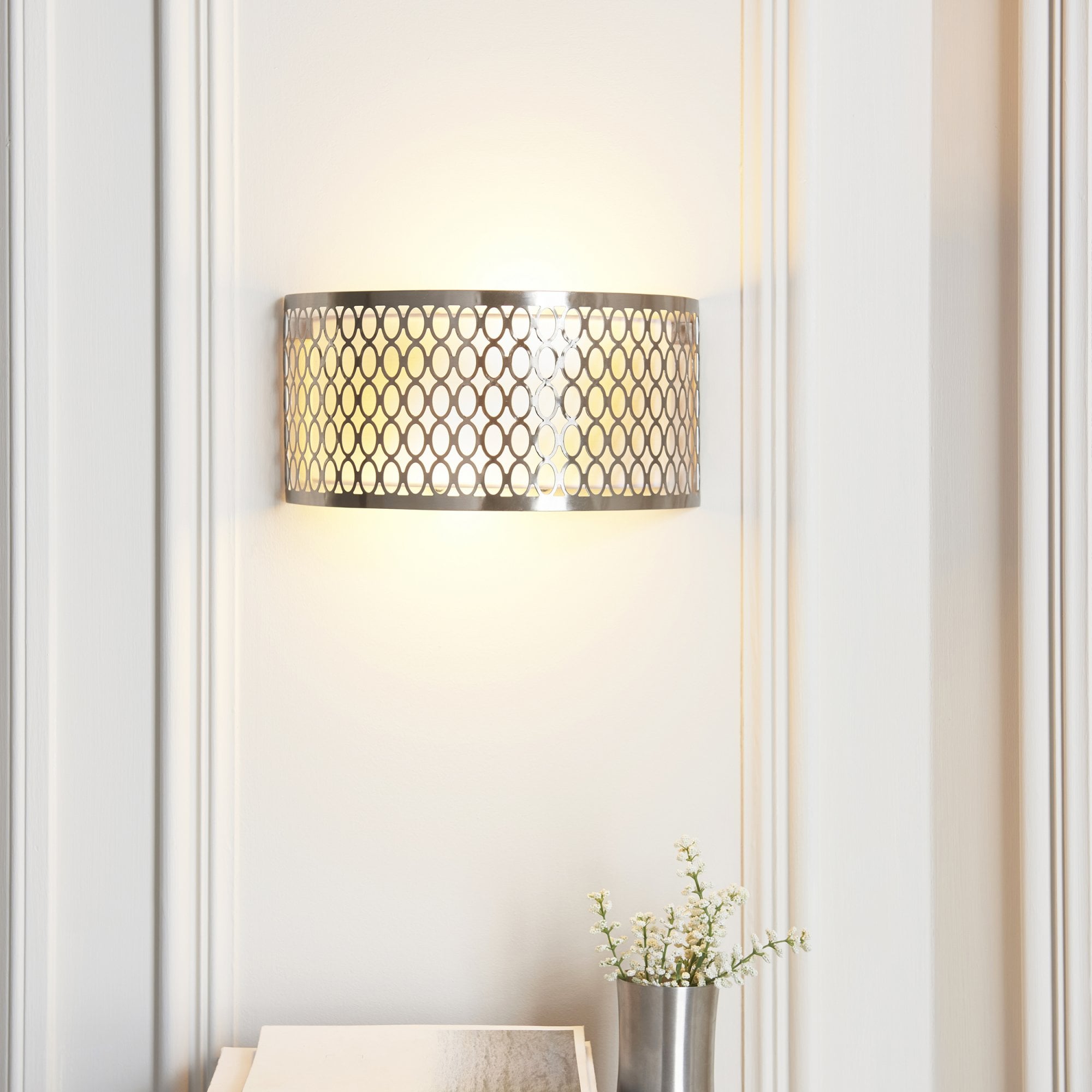 Cordero Stylish Wall Light In Satin Nickel Finish With Glass Diffuser 113263