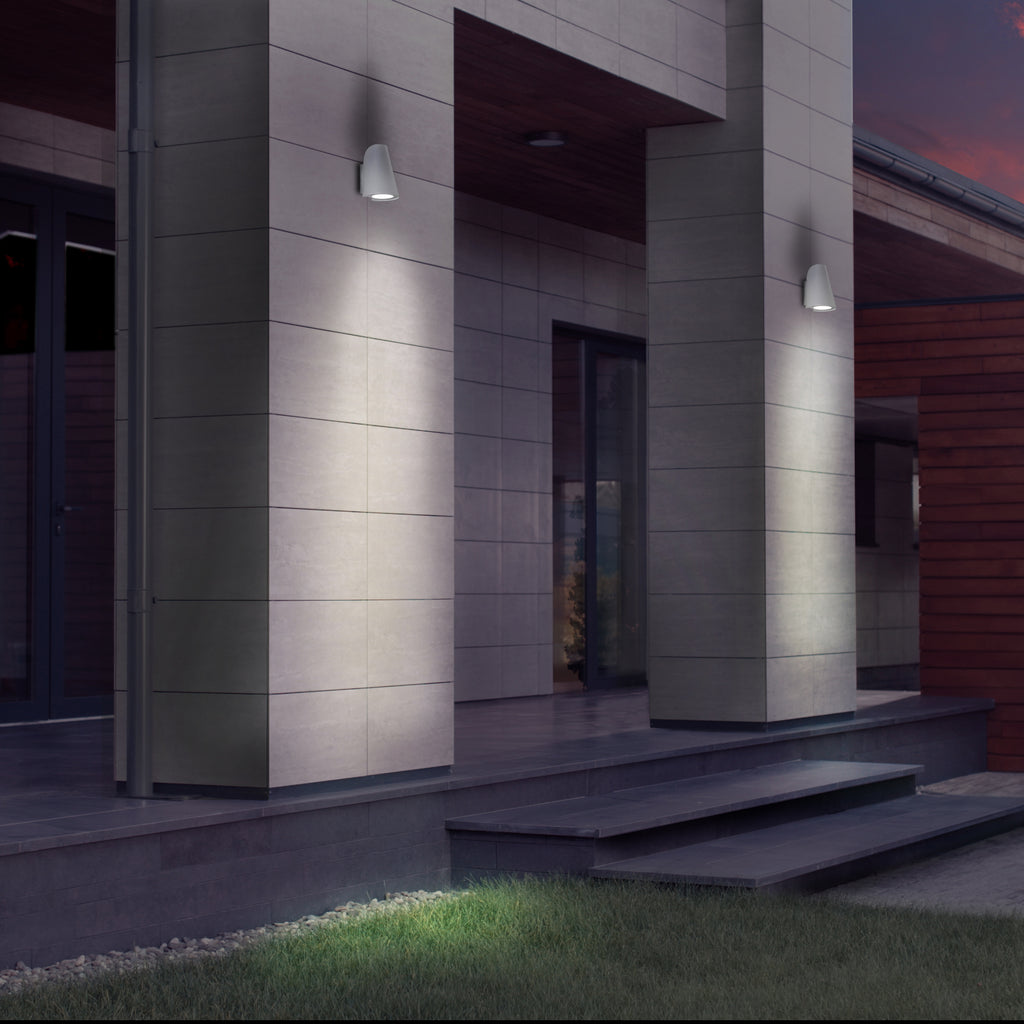 Large Single Outdoor Wall Light In White Finish EXT6617